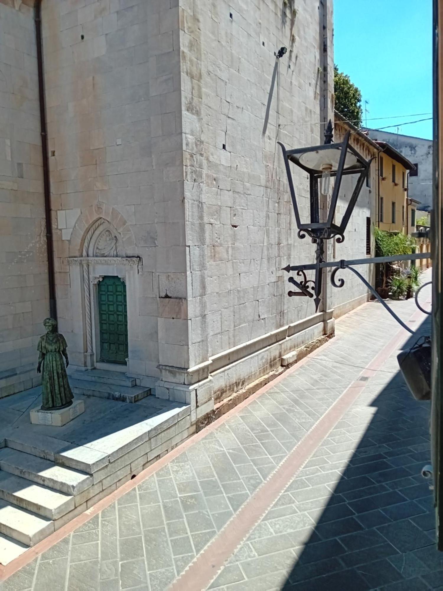 La Perla In Piazza Duomo Apartamento Pietrasanta Exterior foto